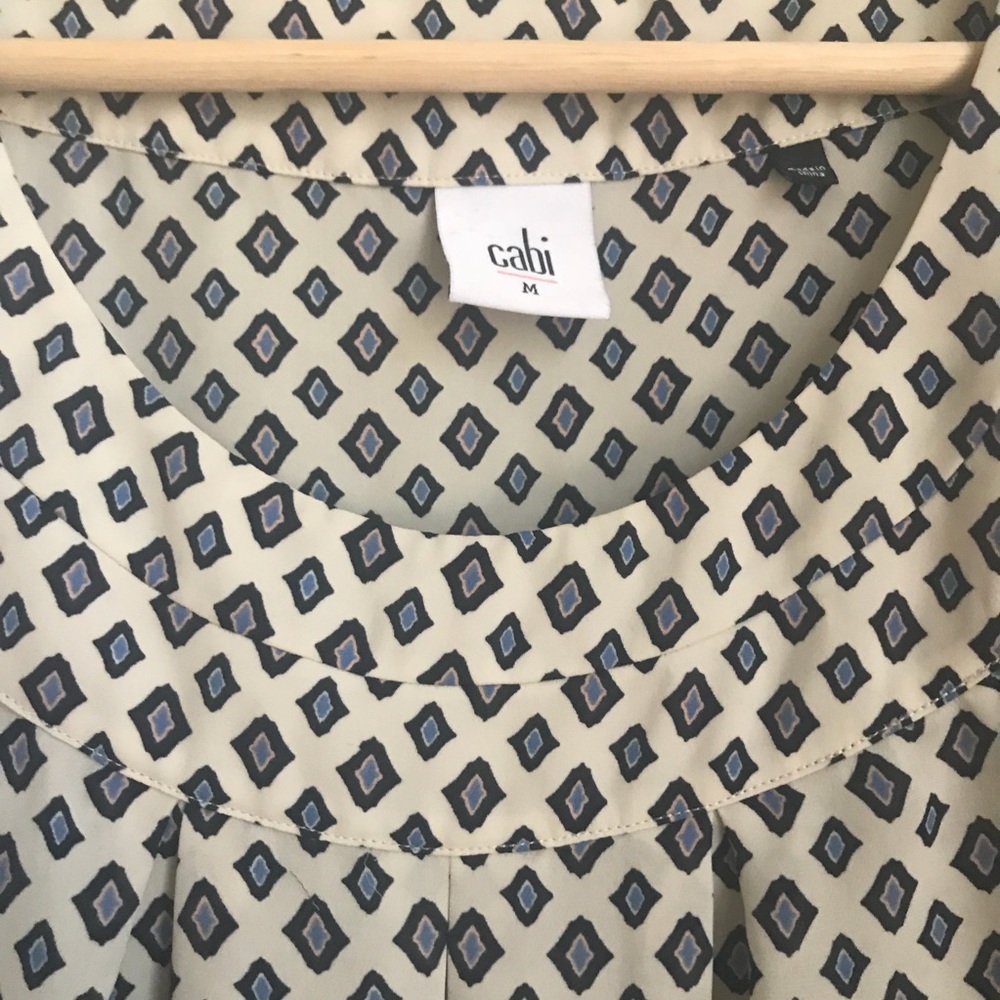 SOLD** CAbi cleo tank top size ivory diamond print - Picture 4 of 6